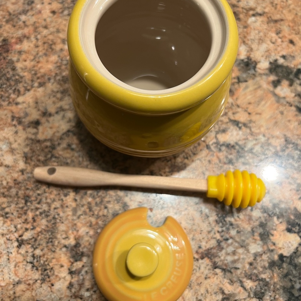 Le Creuset Sunflower Yellow Honey Jar with Dipper - Picture 3 of 3